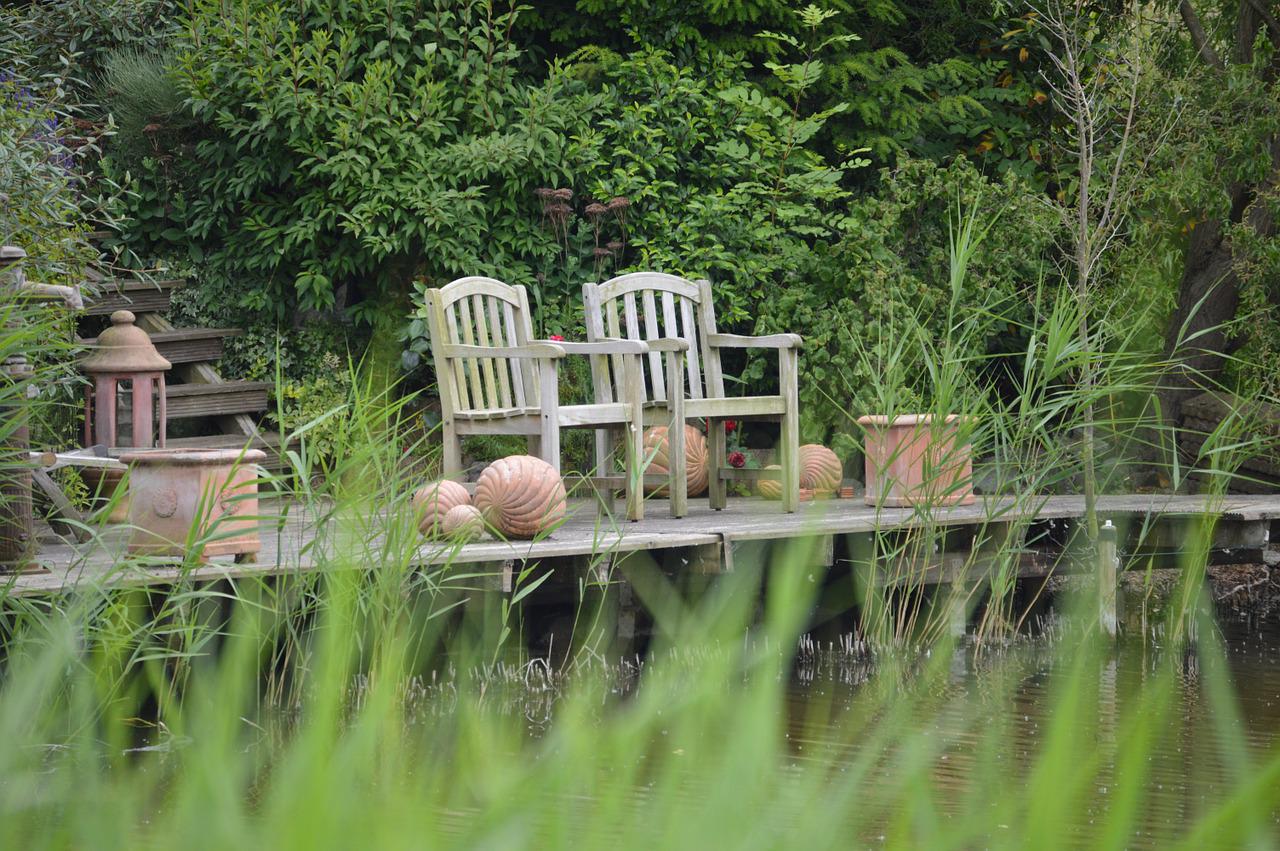 Hoe teak tuinmeubelen onderhouden